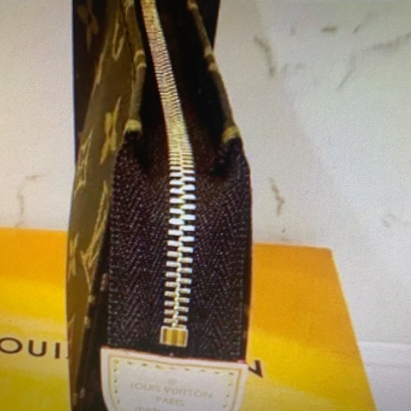 New Authentic Louis Vuitton Monogram canvas Toiletry Pouch, made in France 🇫🇷 - Picture 9 of 10